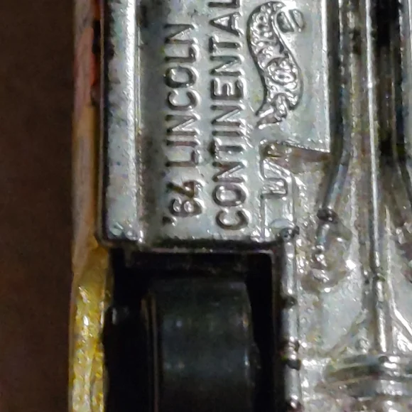 Vintage Hot Wheel 1999 features 1:64 scale diecast model of Lincoln Continental - Picture 5 of 10